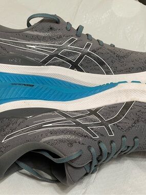 Men’s Asics Gel-Kayano 29 Gray Athletic Shoes with Teal Accents *Barely worn!!